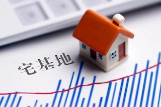 宅基地并不歸農(nóng)民所屬，只能依法享用，不得轉(zhuǎn)賣給城里人！